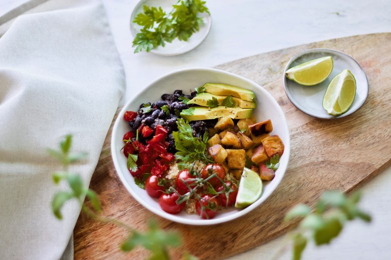 healthy-vegan-mexican-breakfast-bowl-avocado-tomatoes-beans-cilantro-saudável-pequeno almoço-mexicano-abacate-tomate-feijão-coentros-4