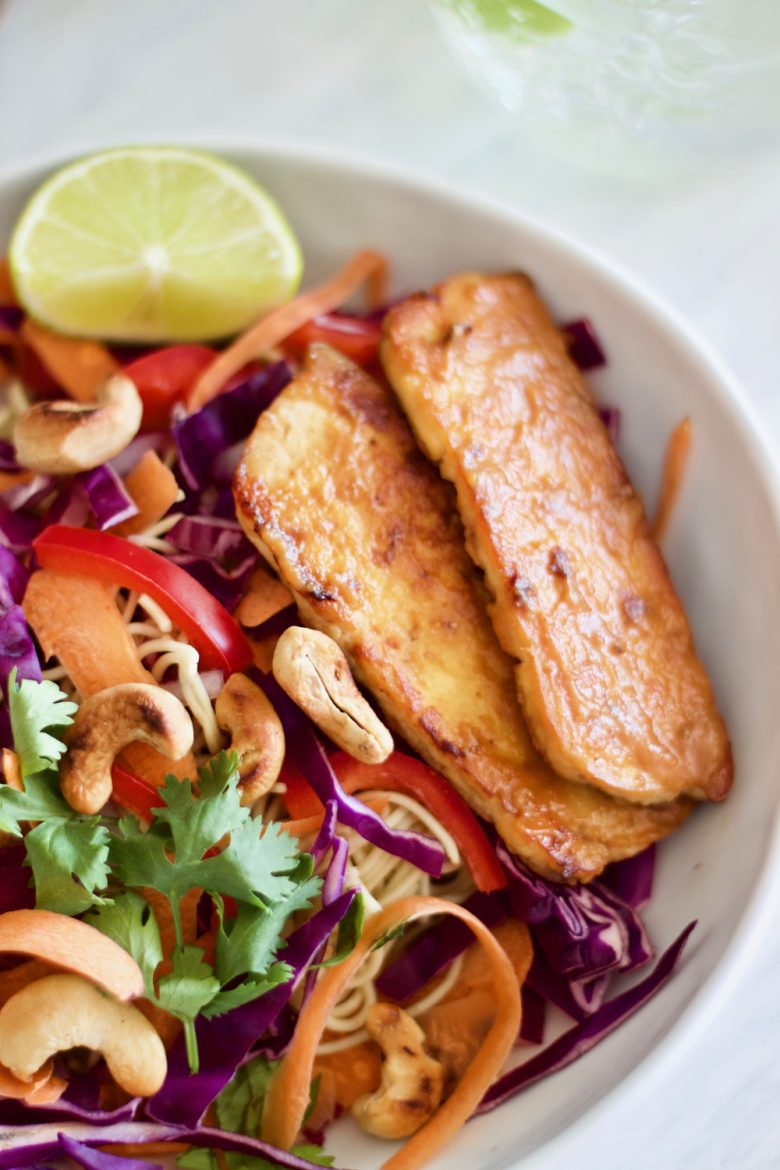 healthy-vegan-noodles-salad-tofu-peanut sauce-salada-saudável-noodles asiáticos-molho de amendoim-1