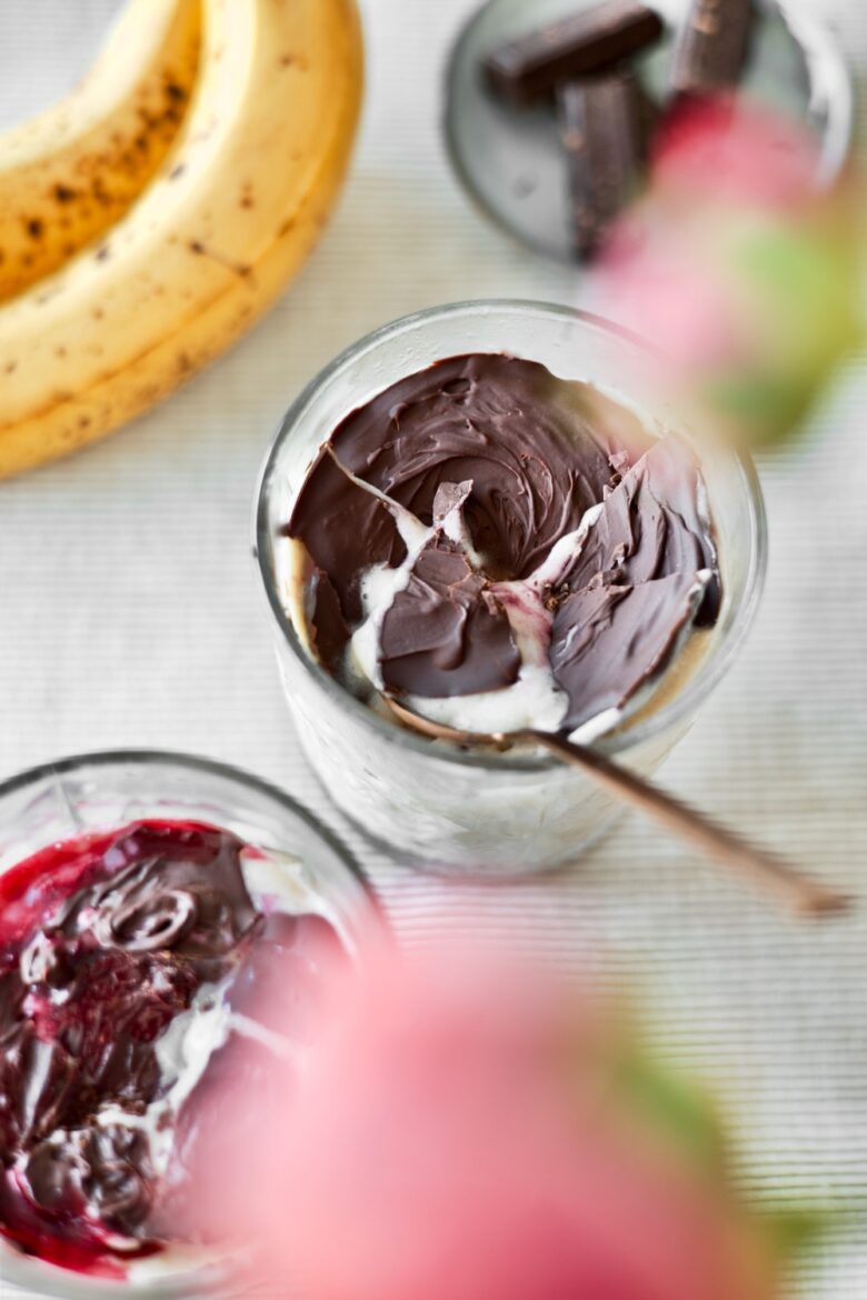 Healthy-Vegan-Magnum-magic-shell-recipe-banana-chocolate-nice-cream-gelado-saudável-vegan-chocolate-banana-magnum-copo - 1